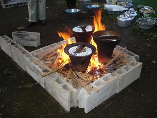 縄文式土器でスープを煮ているところ