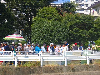 早渕川クリーンアップに集まった人たちの写真
