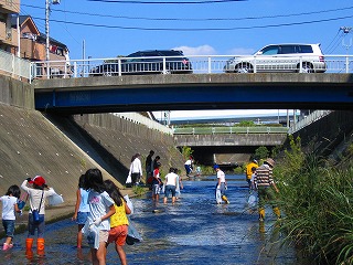 早渕川クリーンアップ中の写真