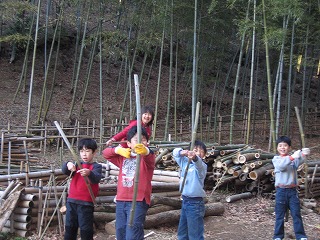 手作りの弓矢で遊ぶ子供たち