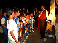 竹楽器の使い方を教わる子供達